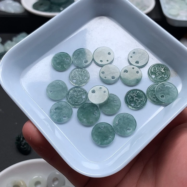 翡翠未镶嵌颈饰翡翠首饰