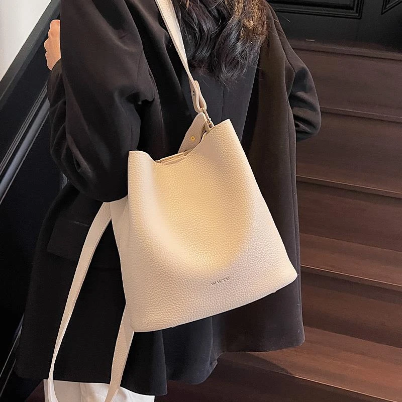 高级感包包女款2025新款流行休闲百搭单肩包通勤斜挎水桶包子母包