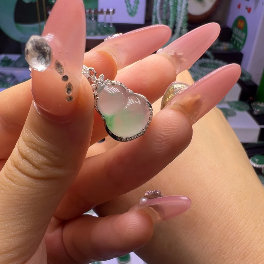 颈饰未镶嵌石英质玉（非洲翠）