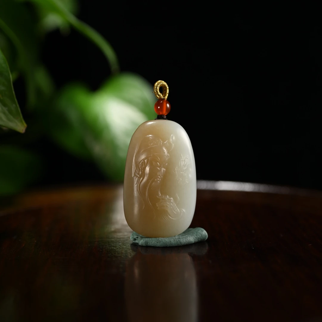 lot8819 25YU110054和田玉且末糖关公挂件/匡时