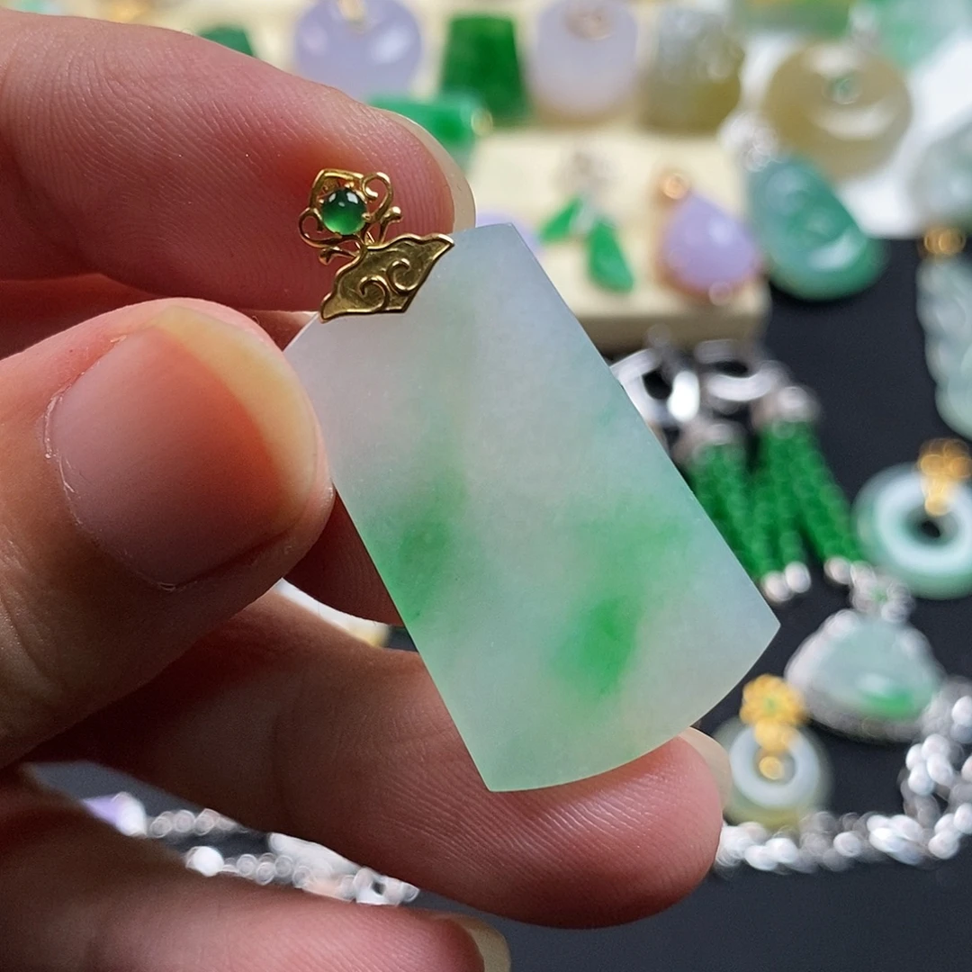 翡翠18K金镶嵌颈饰翡翠