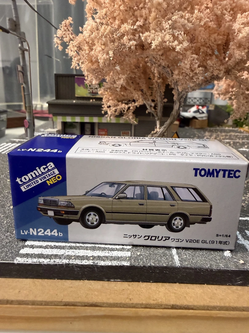 25年11月 Tomytec TLV LV-N244b 日产 Cedric Van V20E GL 淡黄银