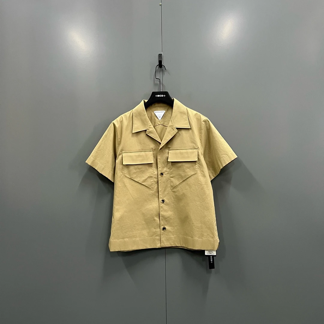 95新 BOTTEGA VENETA/葆蝶家 jp922 305396 卡其色短袖衬衫 52码