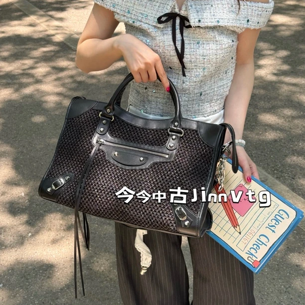 95新 Balenciaga/巴黎世家 黑银网格中号机车单肩斜挎包