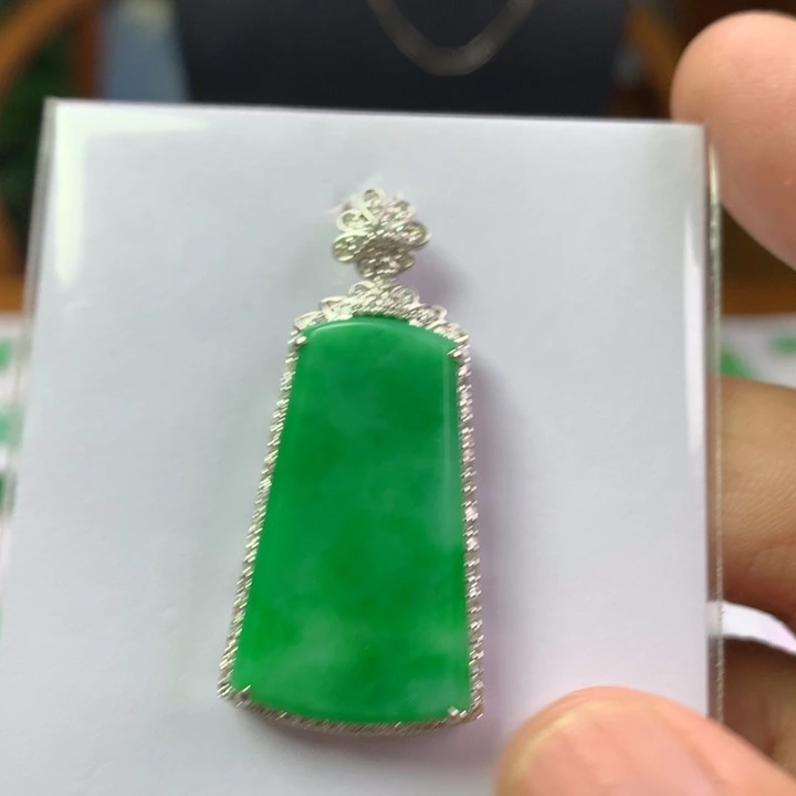 颈饰18K金镶嵌翡翠