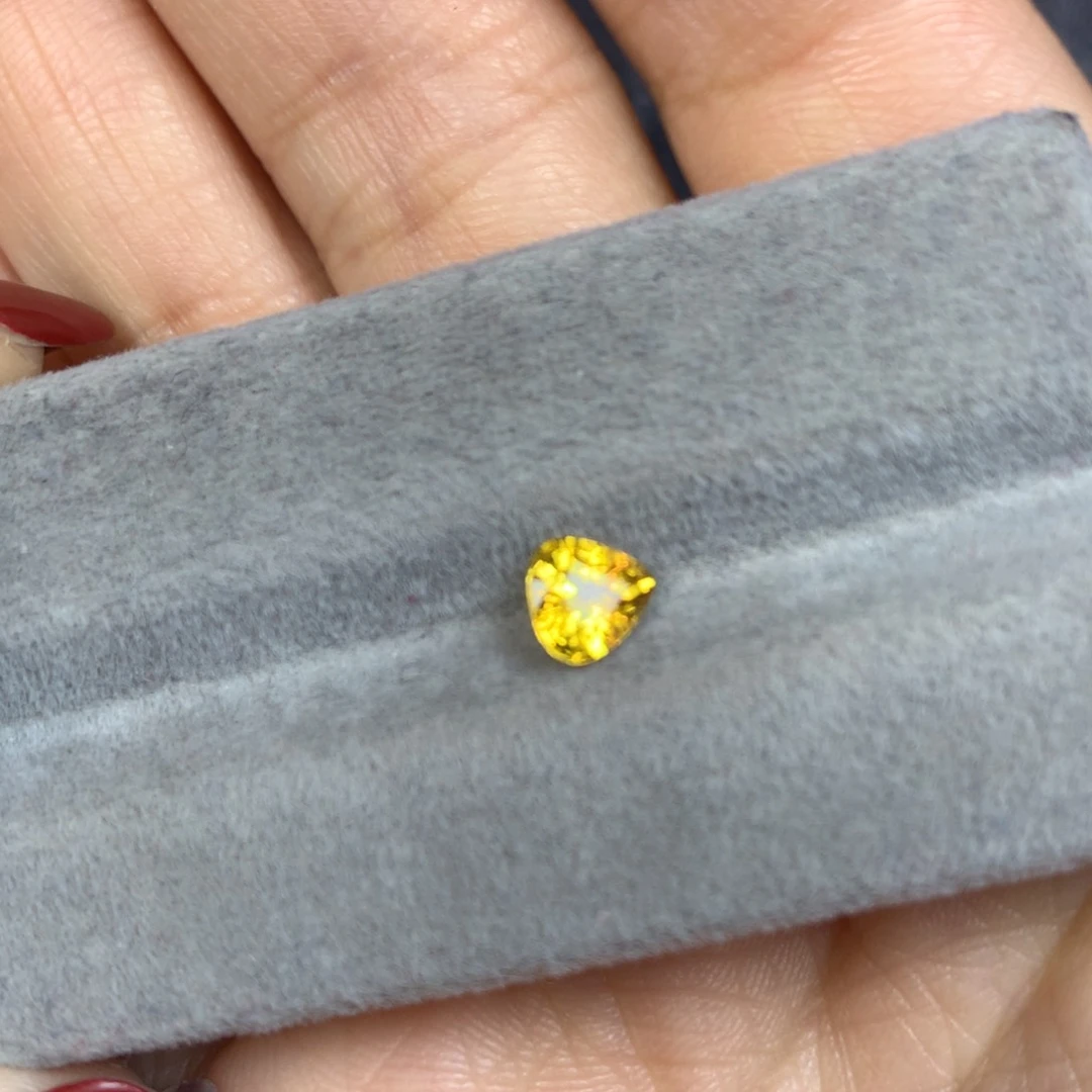 蓝宝石裸石未镶嵌黄色蓝宝石
