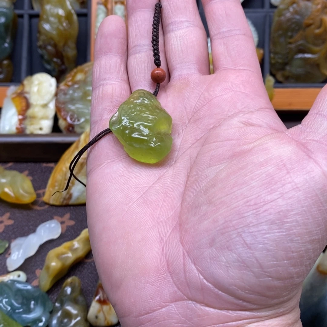 蛇纹石玉未镶嵌颈饰