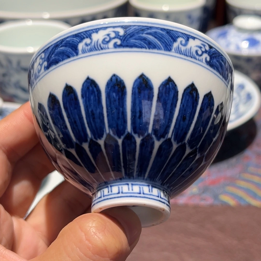 精品青花海水双菊瓣纹鸡心杯口径约8.5厘米