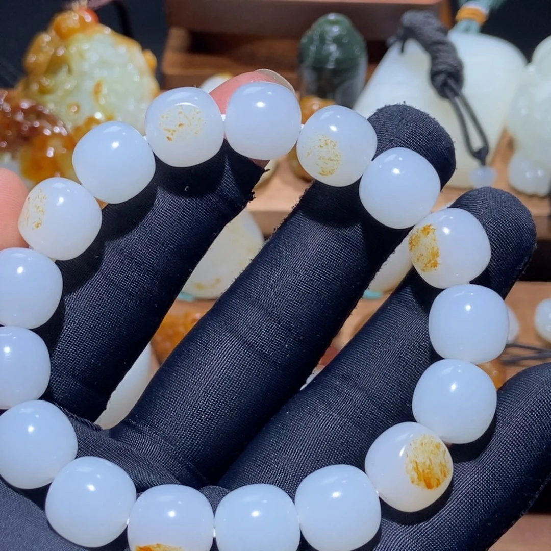 I***拿和田玉未镶嵌颈饰