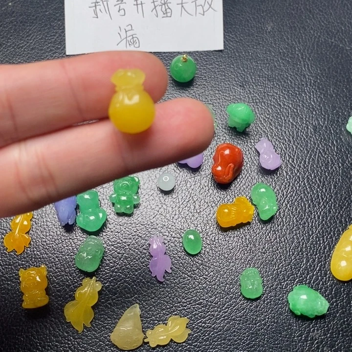 ****牛翡翠未镶嵌颈饰挂件