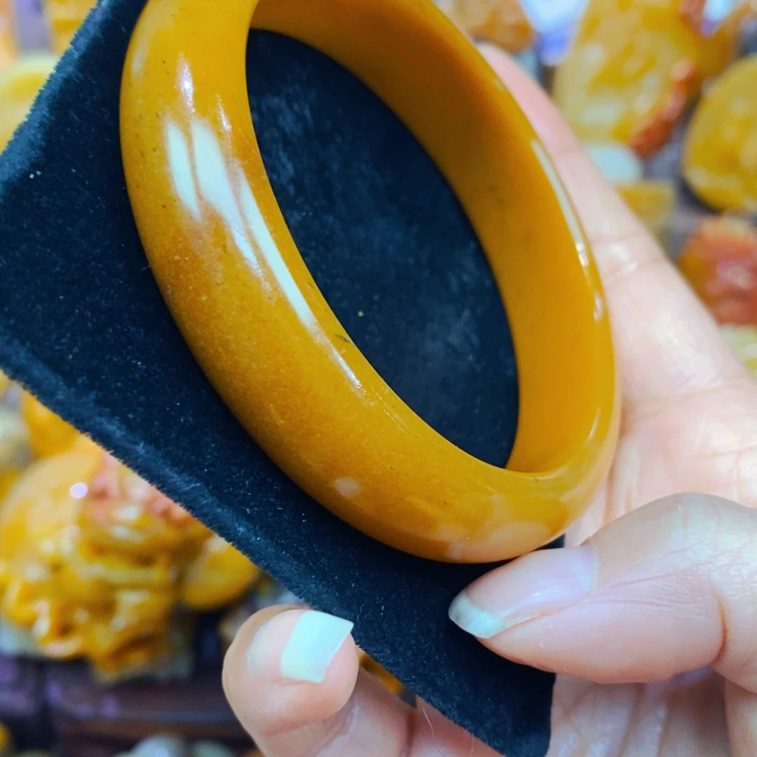 未镶嵌石英质玉（黄龙玉）颈饰