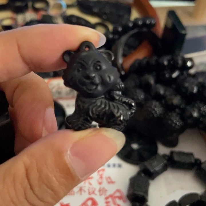 翡翠未镶嵌颈饰老虎