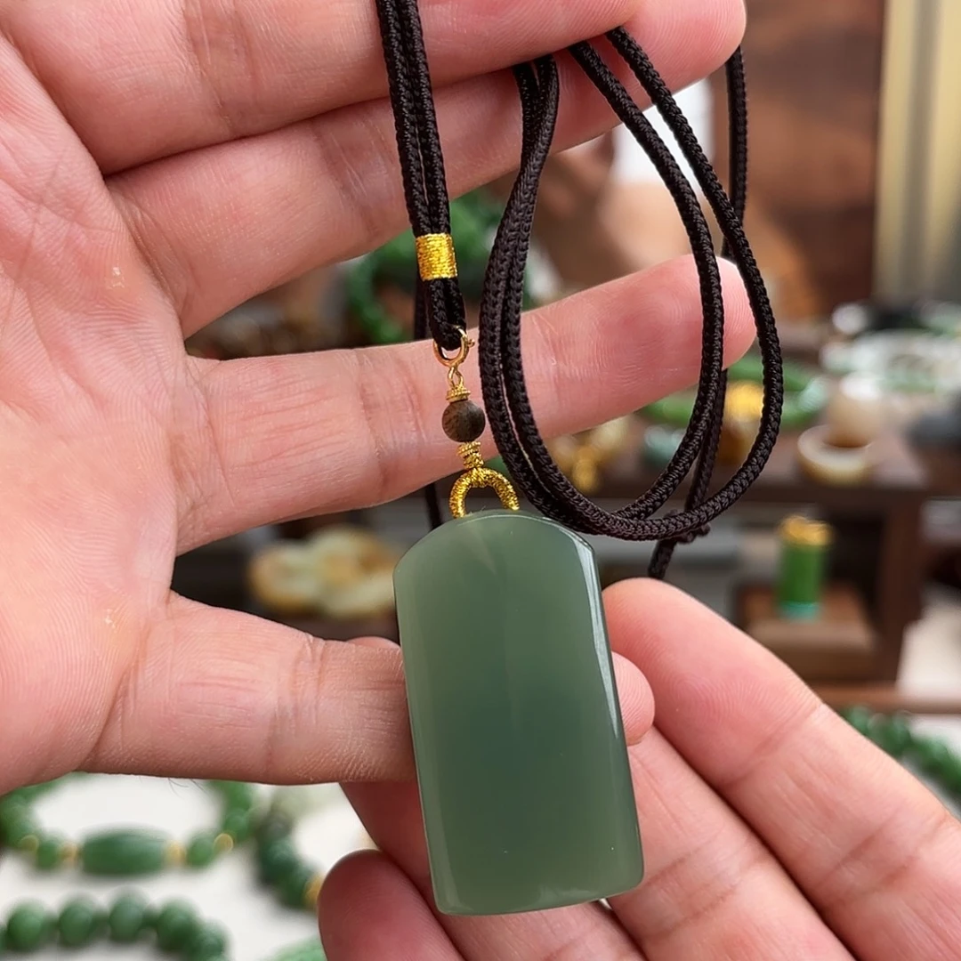 颈饰18K金镶嵌和田玉（碧玉）