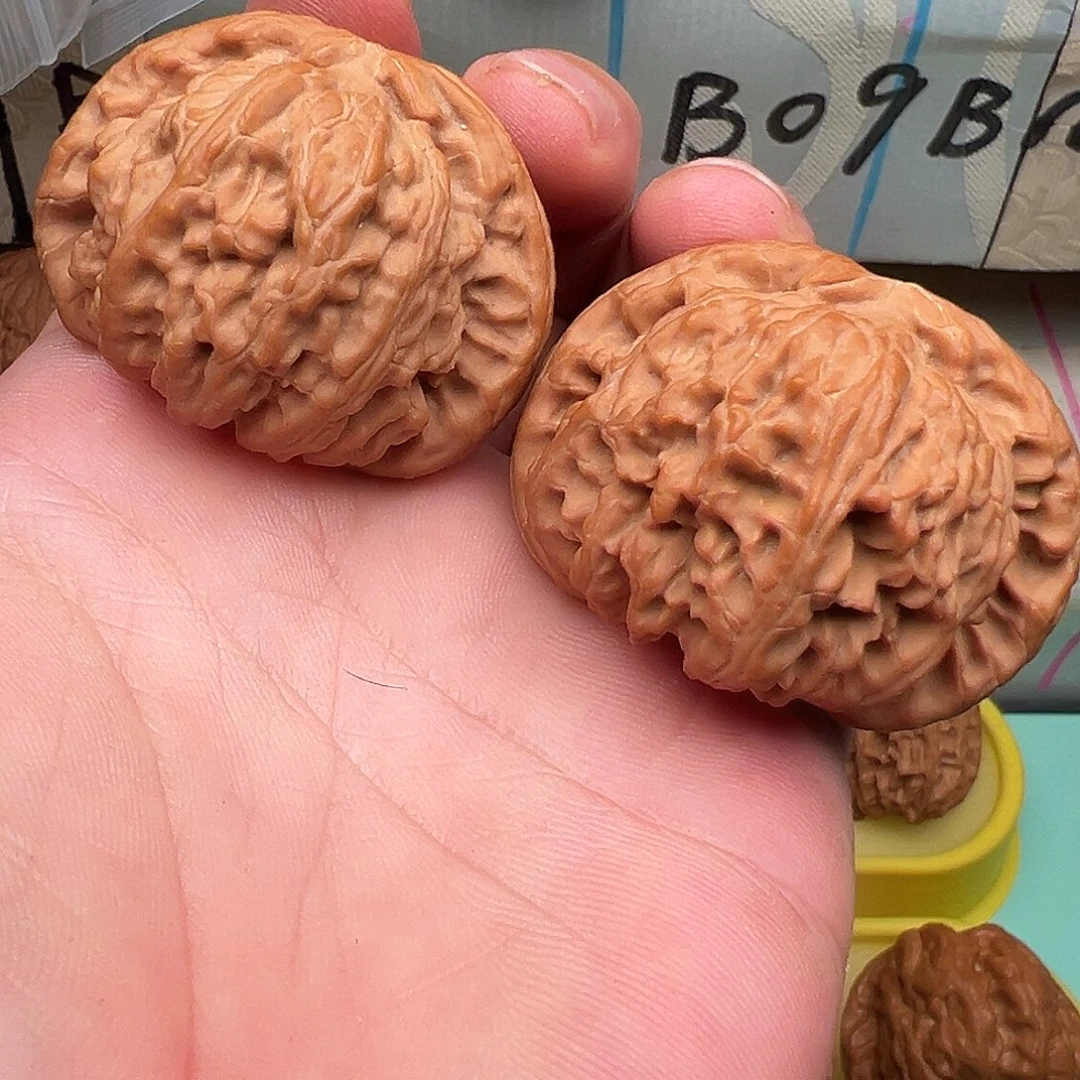 文玩核桃吊坠白狮子47