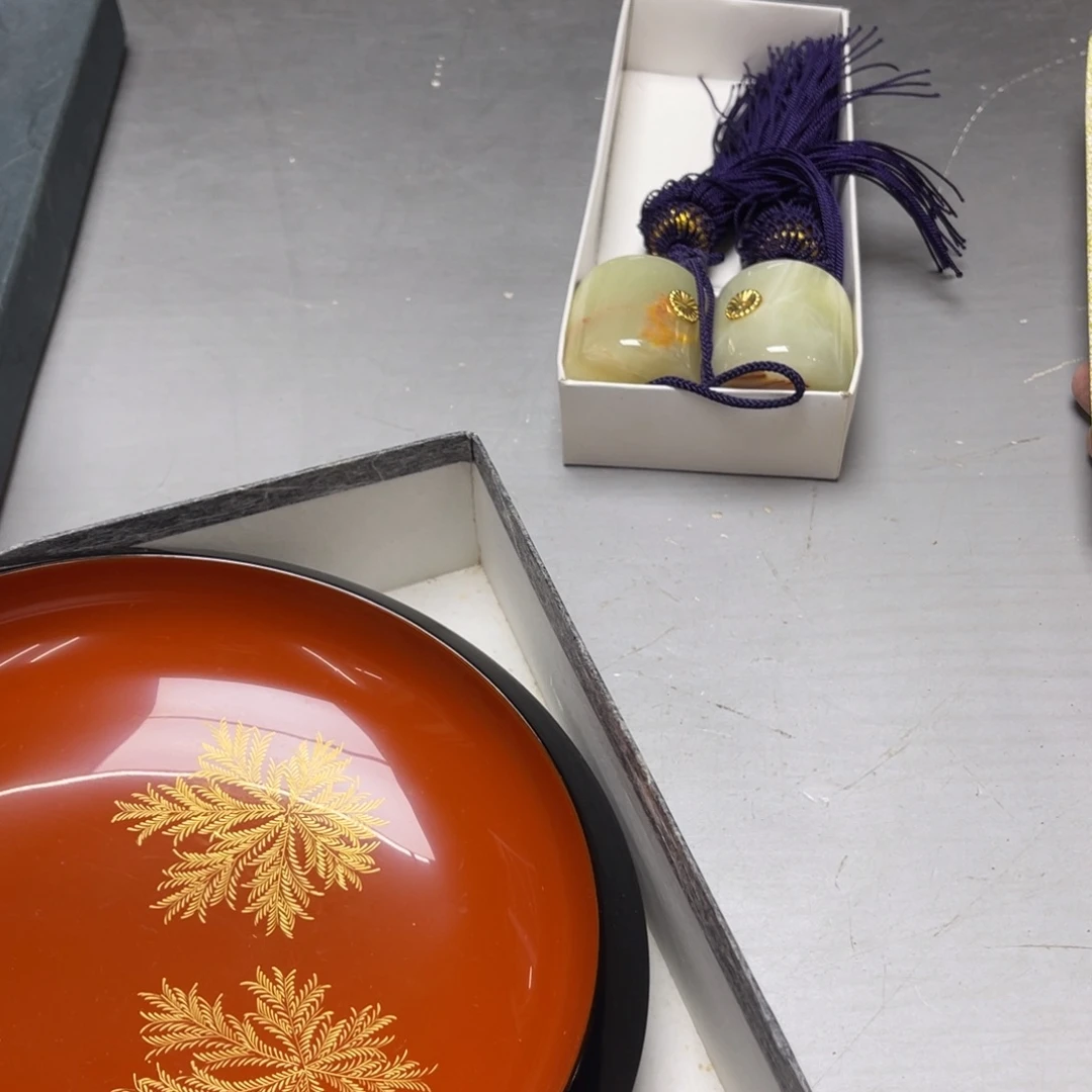 瓷片幸**草密密麻麻地排列着