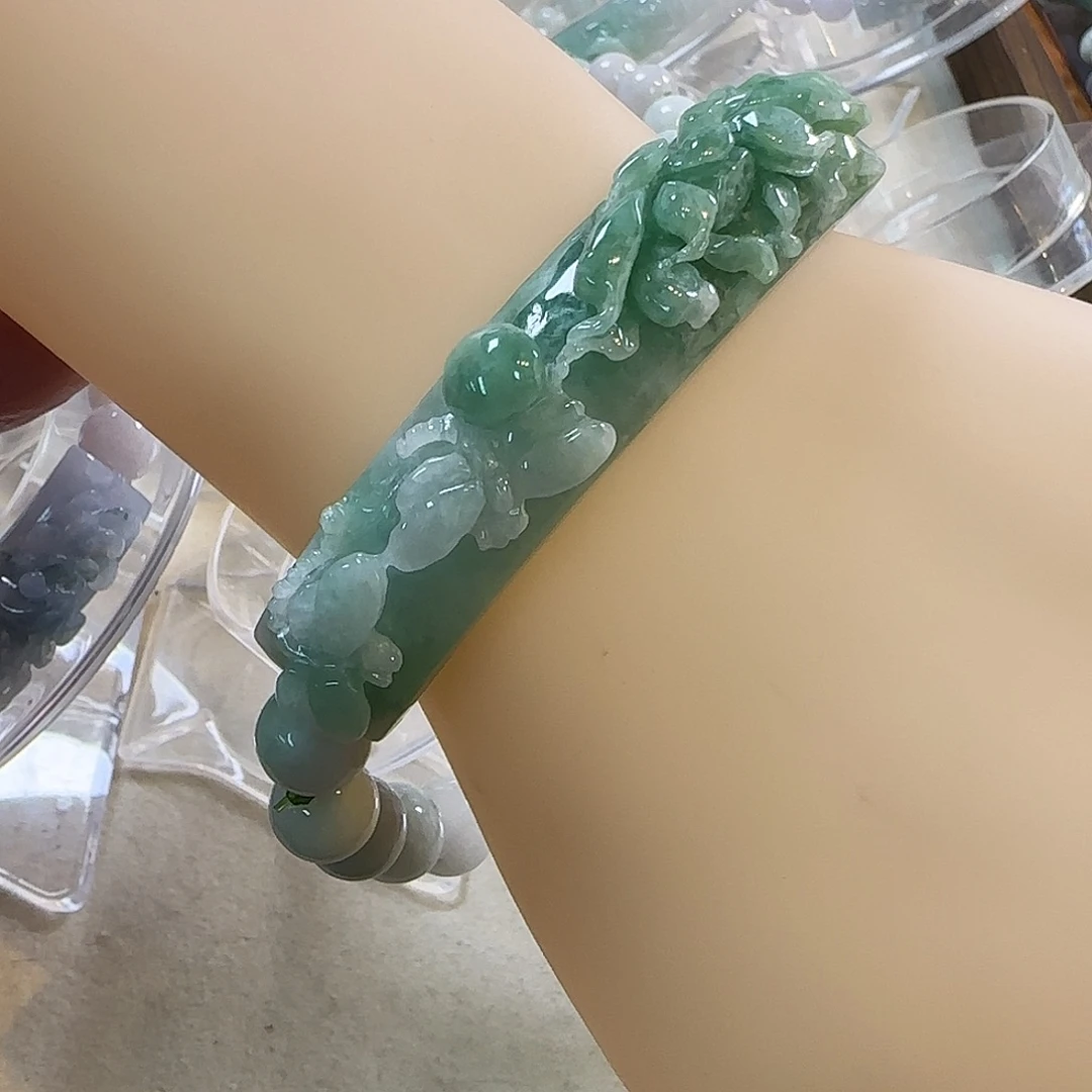 翡翠未镶嵌颈饰手牌