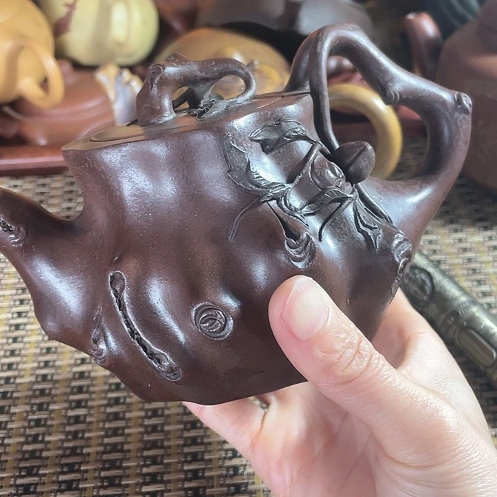 紫砂茶壶原矿泥料手工制作的紫砂壶。