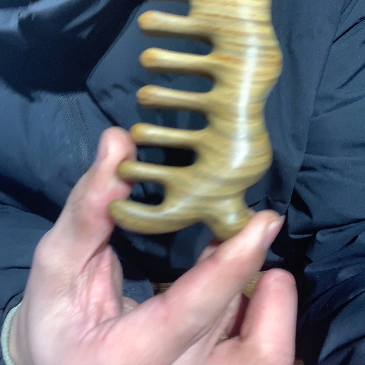 维腊木（绿檀）梳子一把