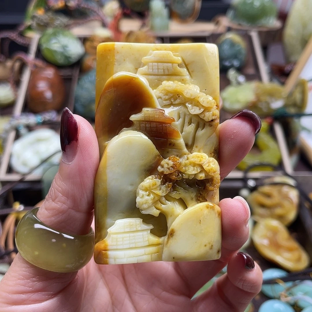 蛇纹石玉颈饰未镶嵌盛**年花玉山水