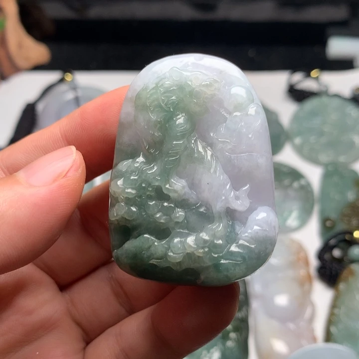 翡翠未镶嵌颈饰虎牌40