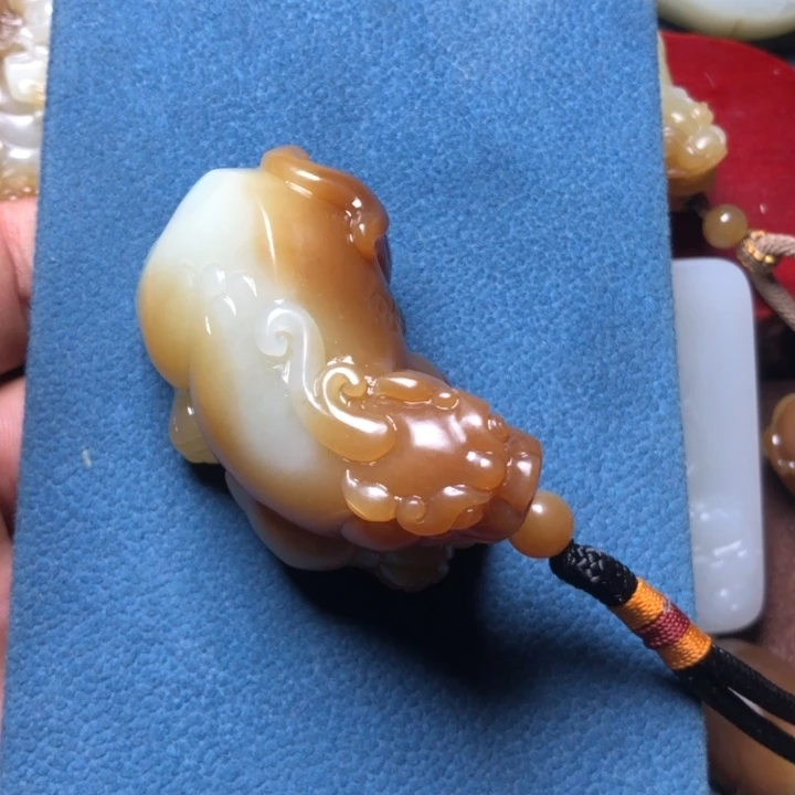 燕***子颈饰未镶嵌和田玉