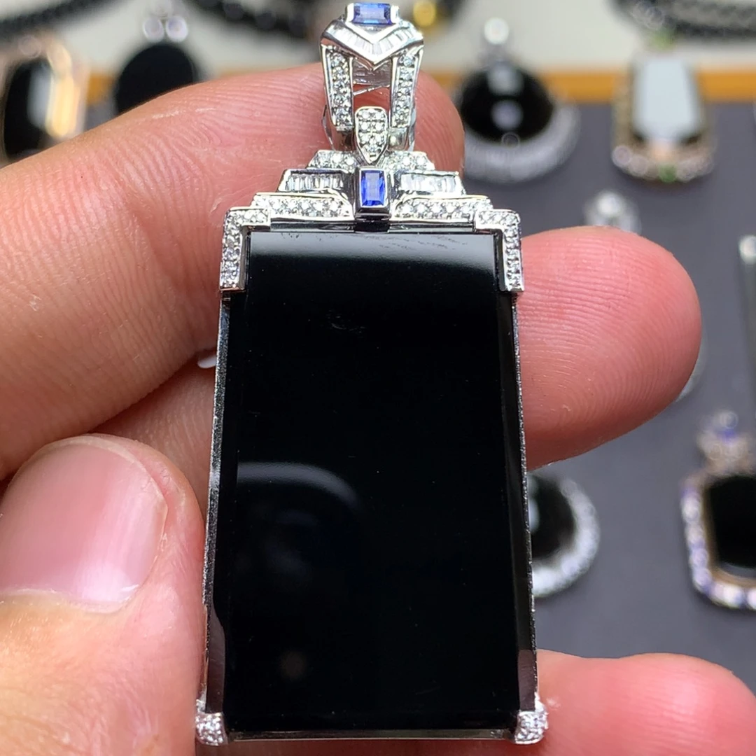 翡翠18K金镶嵌颈饰墨翠玻璃种无事牌