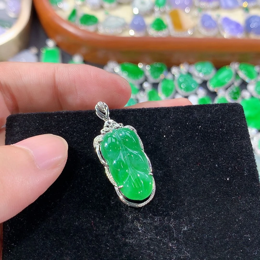 翡翠18K金镶嵌颈饰