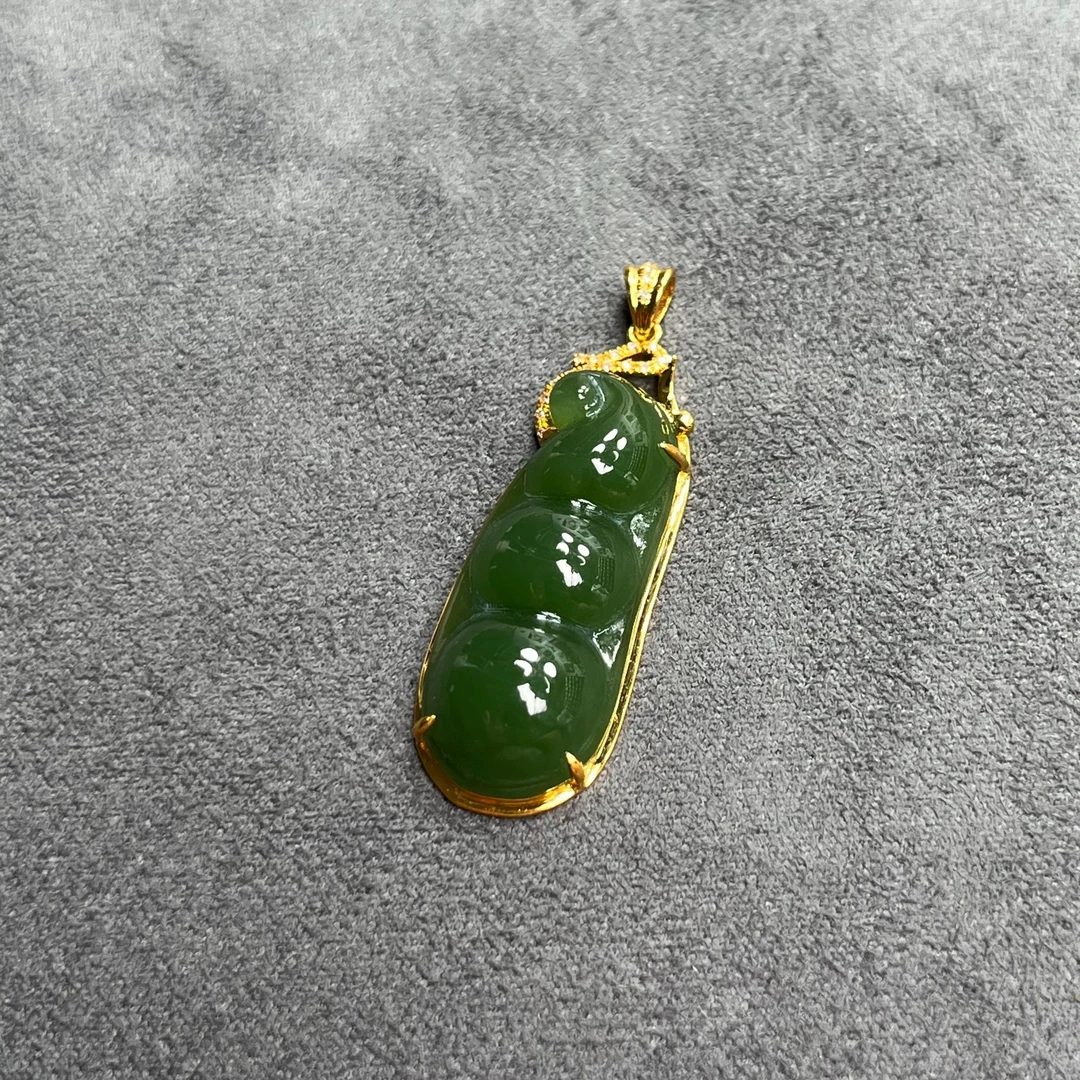 18k金镶和田碧玉精品菠菜绿四季豆吊坠【整体高卡41✖️宽14✖️厚7.2