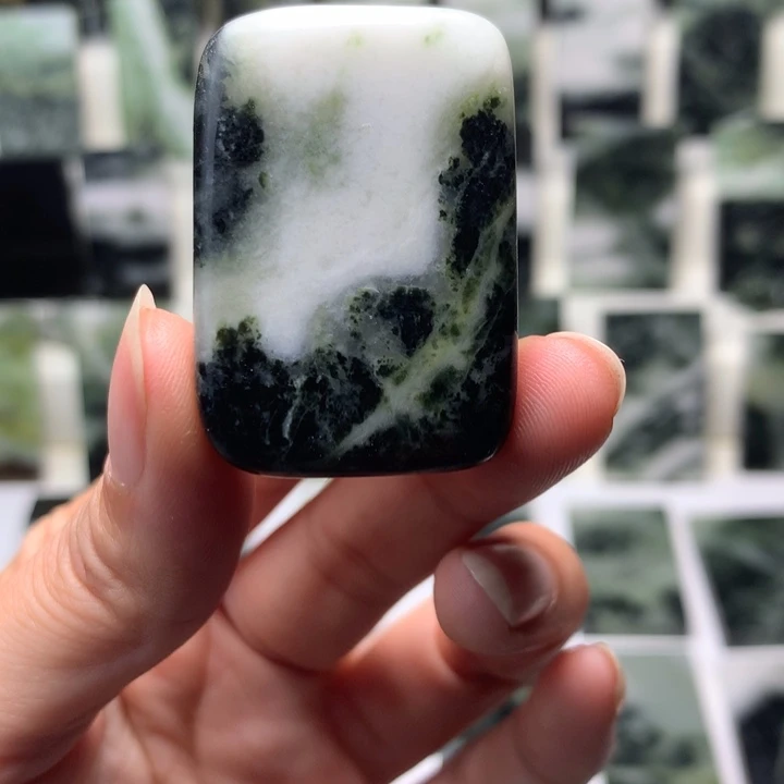 独山玉颈饰未镶嵌