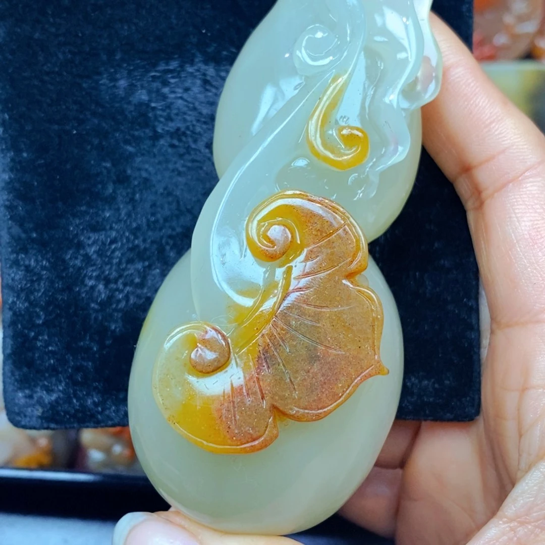 未镶嵌石英质玉（黄龙玉）颈饰