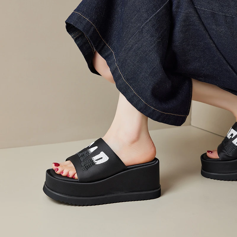 2025夏季新款真皮松糕底高跟凉拖鞋女外穿时尚厚底增高一字拖鞋