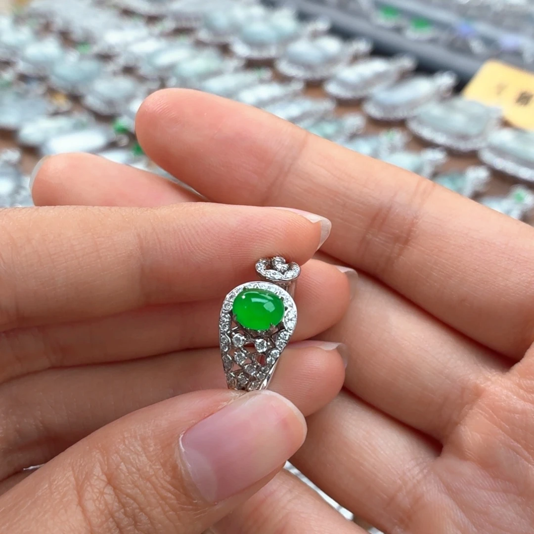 翡翠18K金镶嵌颈饰