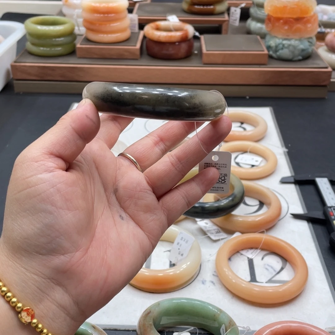 *****石英质玉未镶嵌手镯