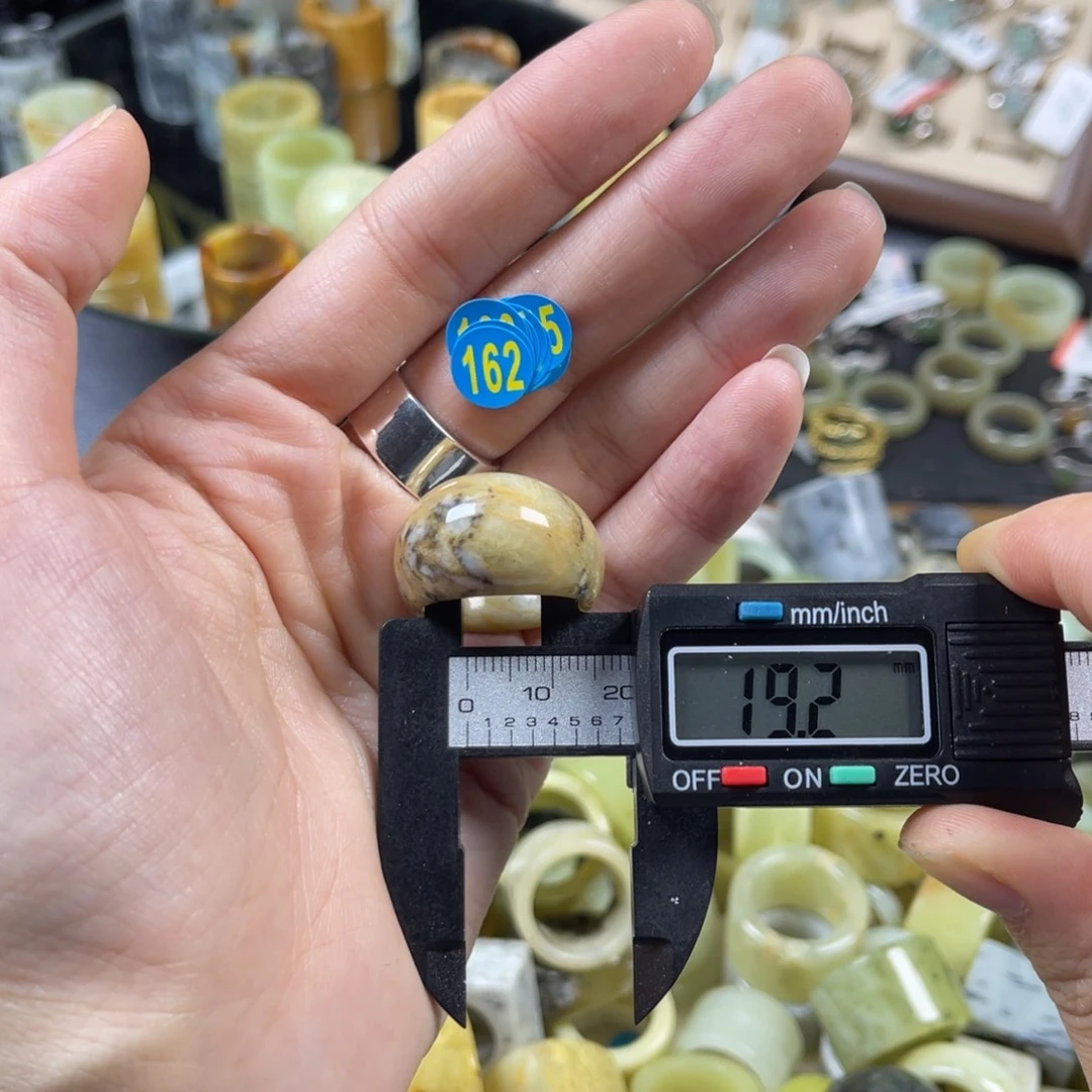 蛇纹石玉未镶嵌戒指