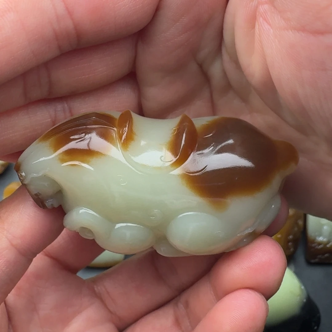 己***人和田玉（糖玉）未镶嵌颈饰