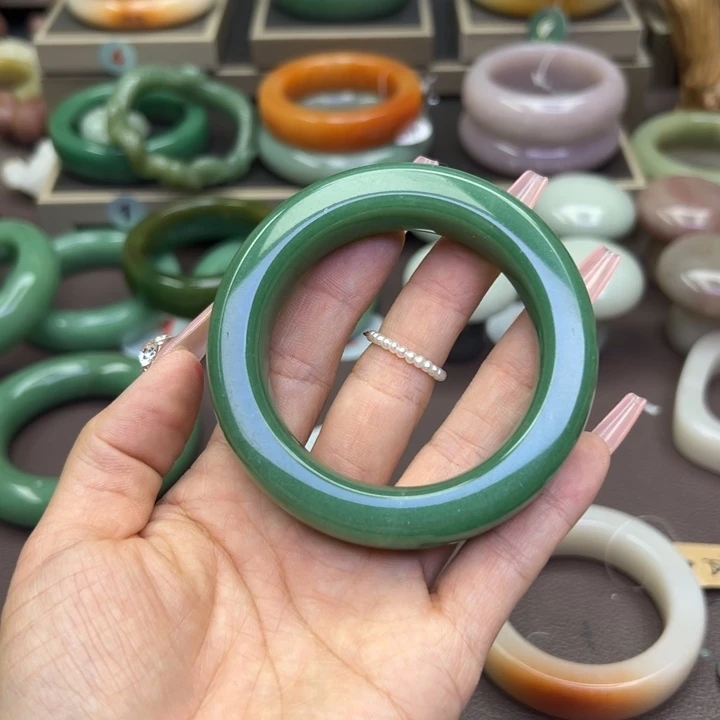 石英质玉手镯未镶嵌X****?