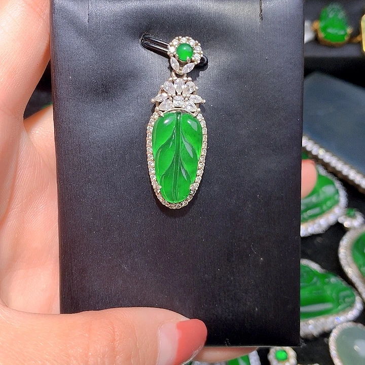 翡翠未镶嵌颈饰吊坠