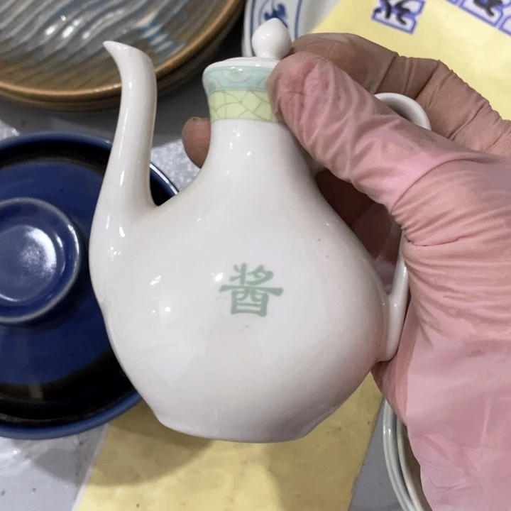 瓷片白玫釉中彩酱油壶