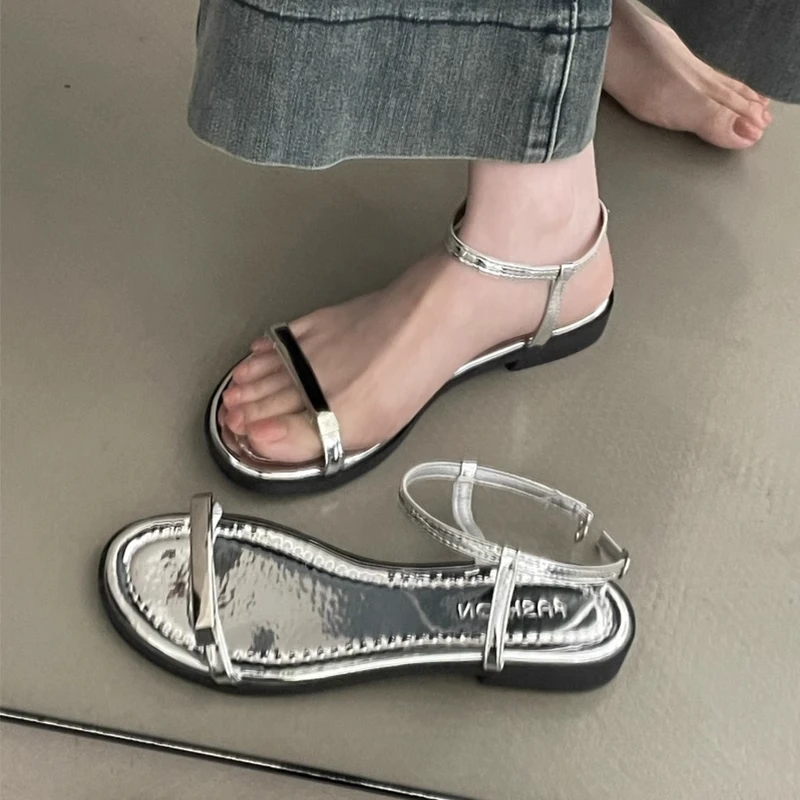 平底银色凉鞋女夏外穿2025新款百搭配裙子金属扣一字带沙滩罗马鞋