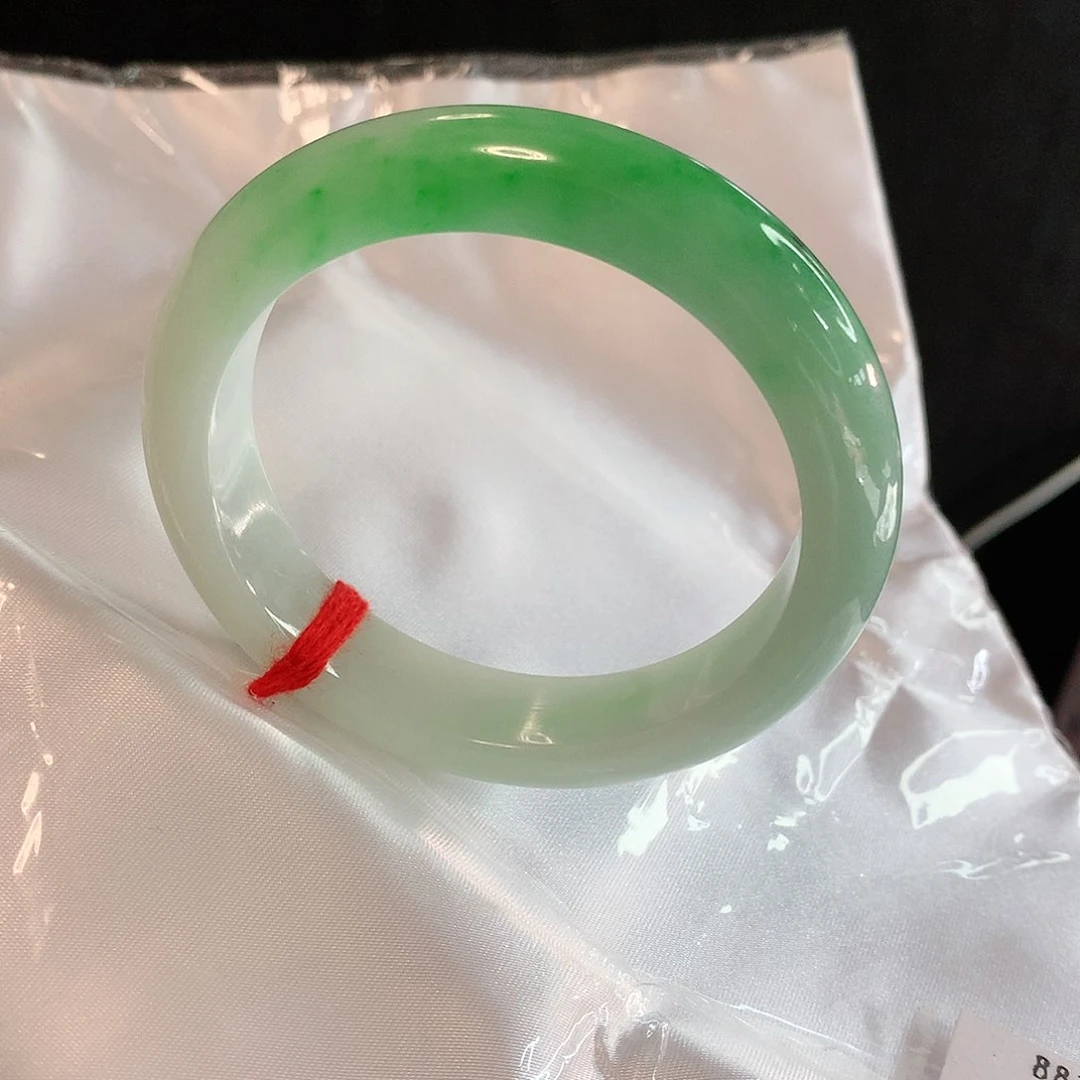 翡翠手镯未镶嵌肥**姐53圈