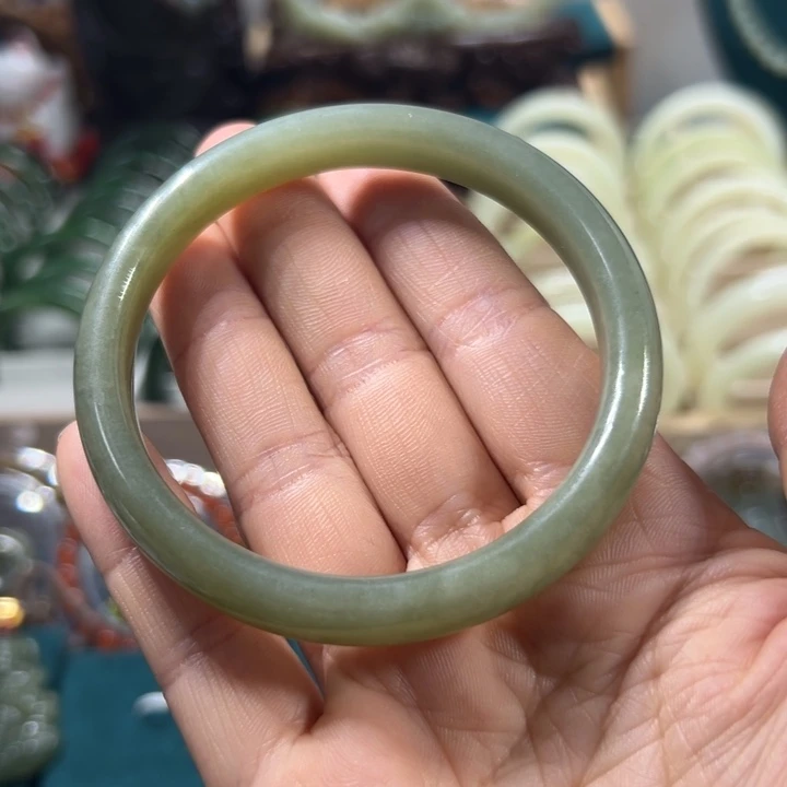 和田玉手镯未镶嵌60.9圈围10501