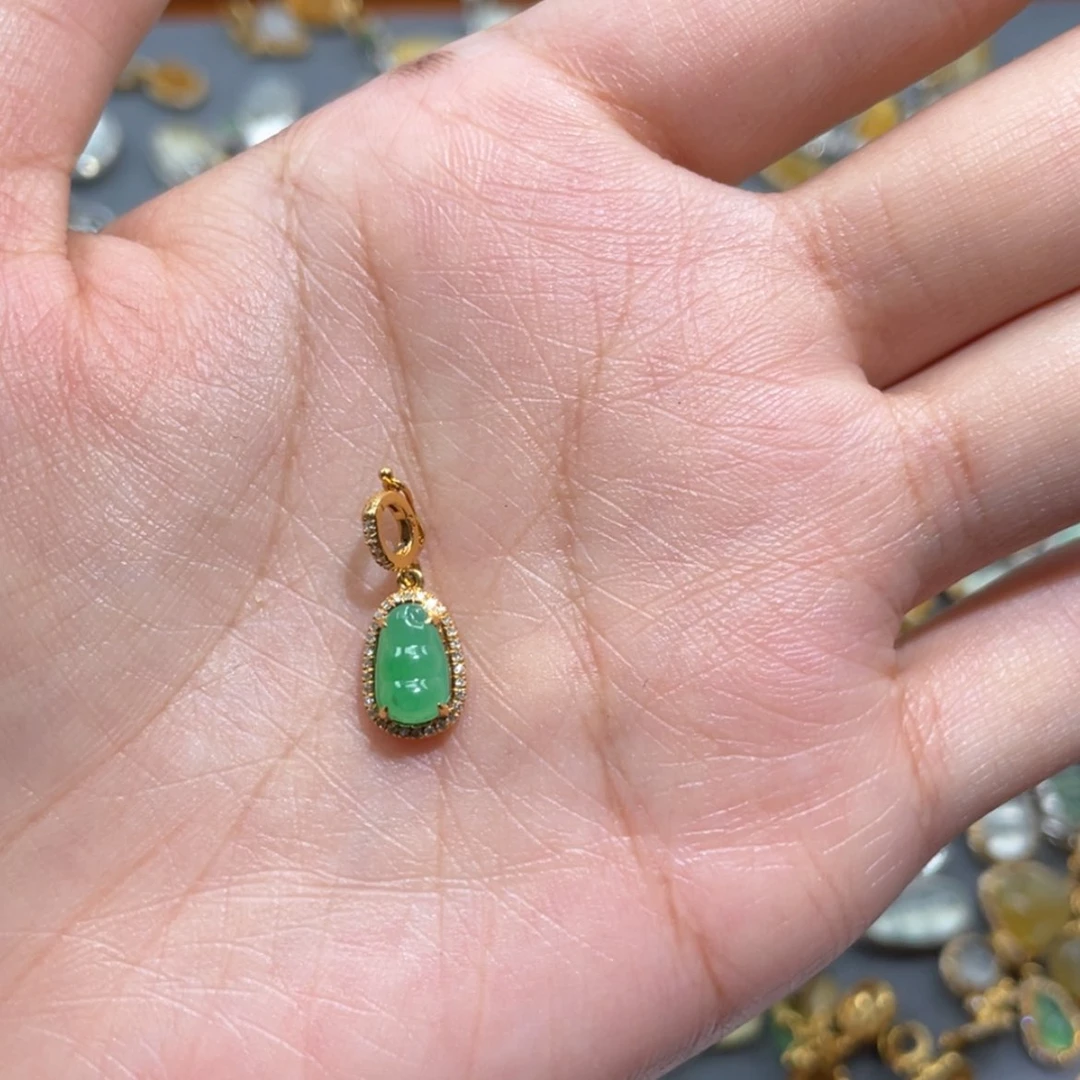 【闪购商品】颈饰18K金镶嵌翡翠敉*