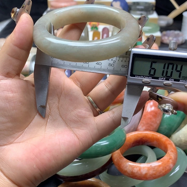 未镶嵌手镯石英质玉