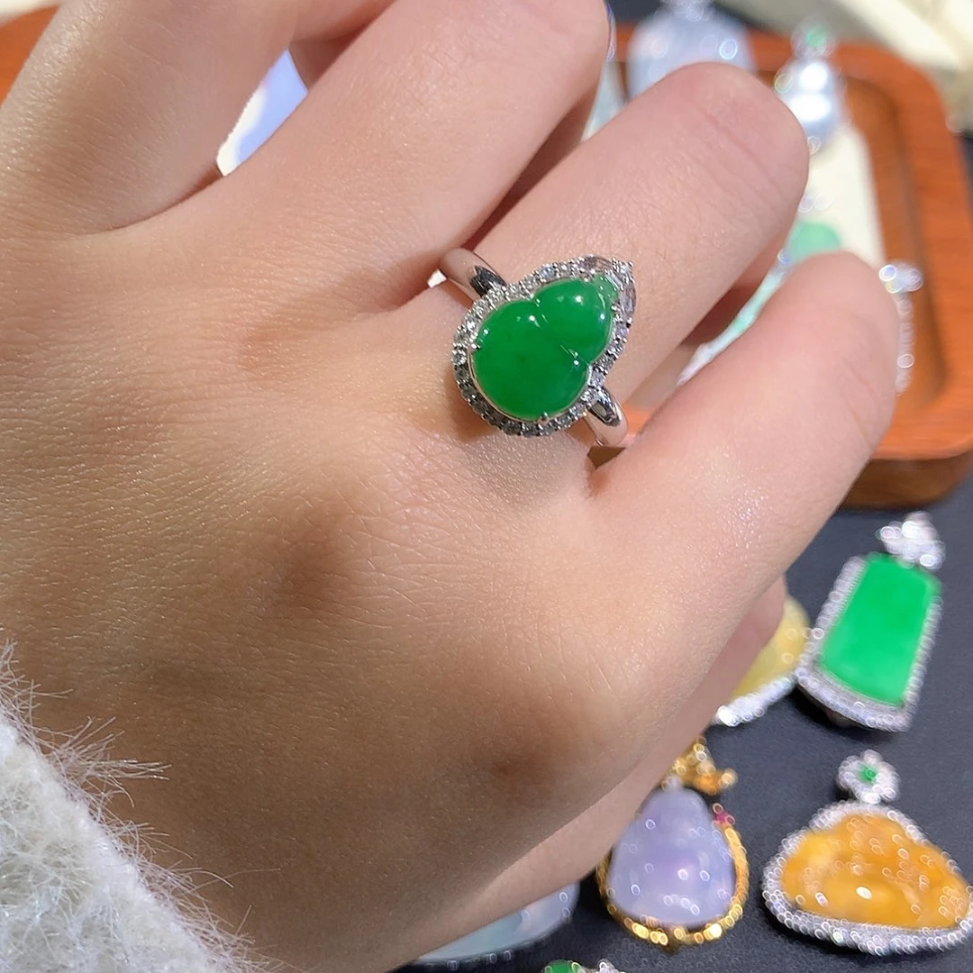 翡翠18K金镶嵌颈饰浓阳绿葫芦