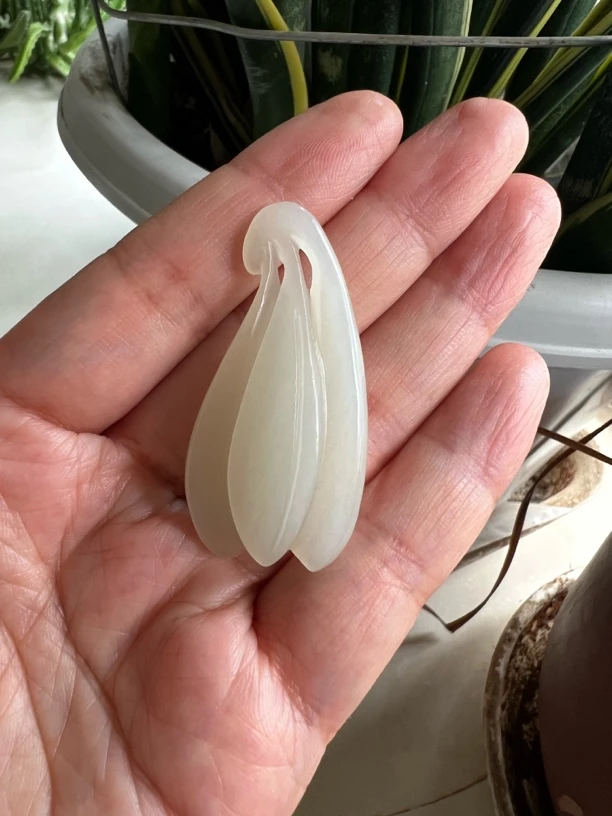 新疆和田玉且末料白玉兰花吊坠