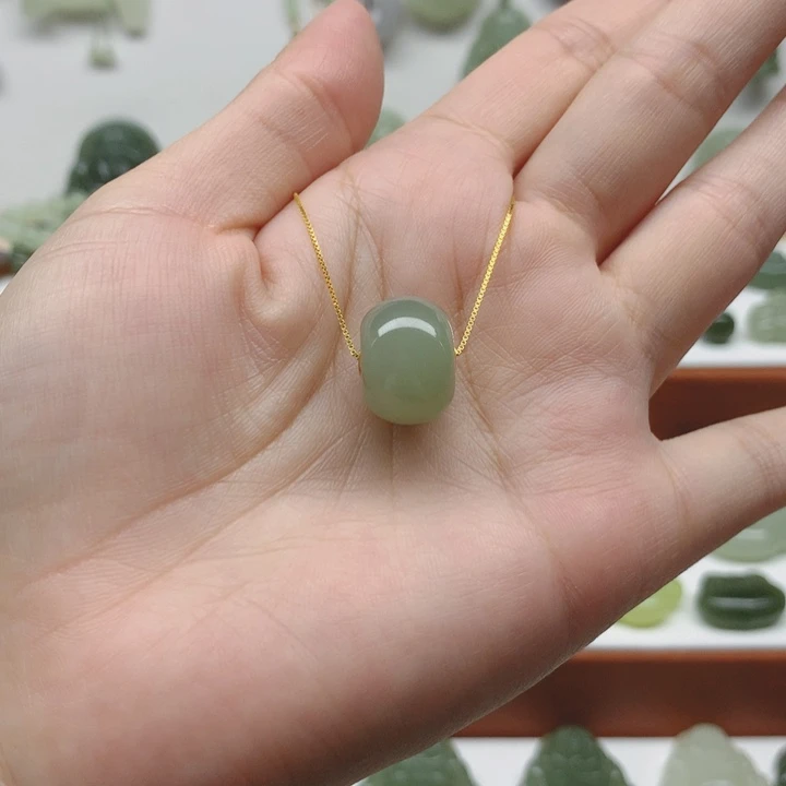 新***泰和田玉18K金镶嵌颈饰