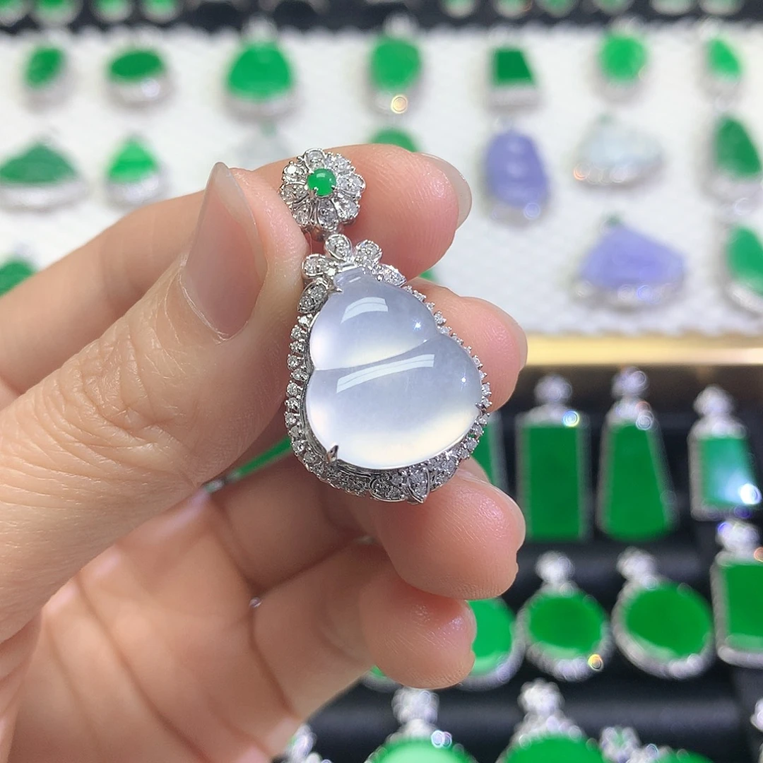 颈饰18K金镶嵌翡翠吊坠