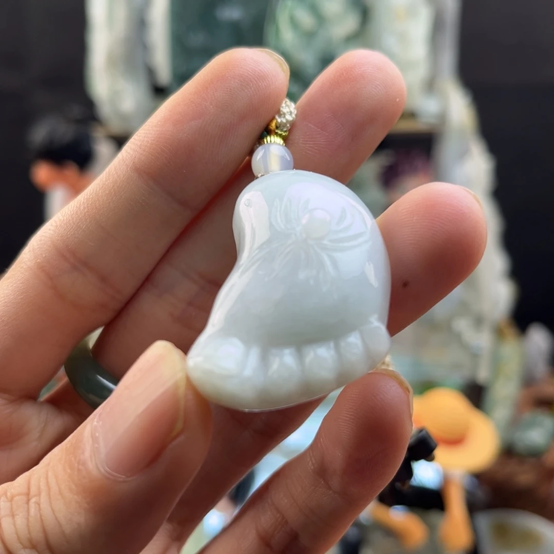 翡翠未镶嵌摆件知足常乐