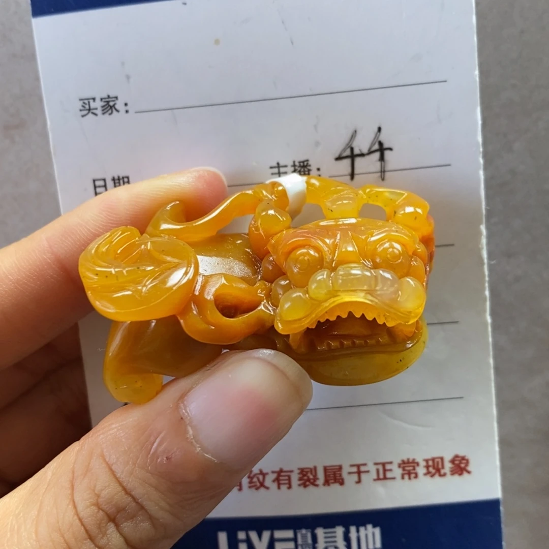 丅***生石英质玉（黄龙玉）未镶嵌颈饰