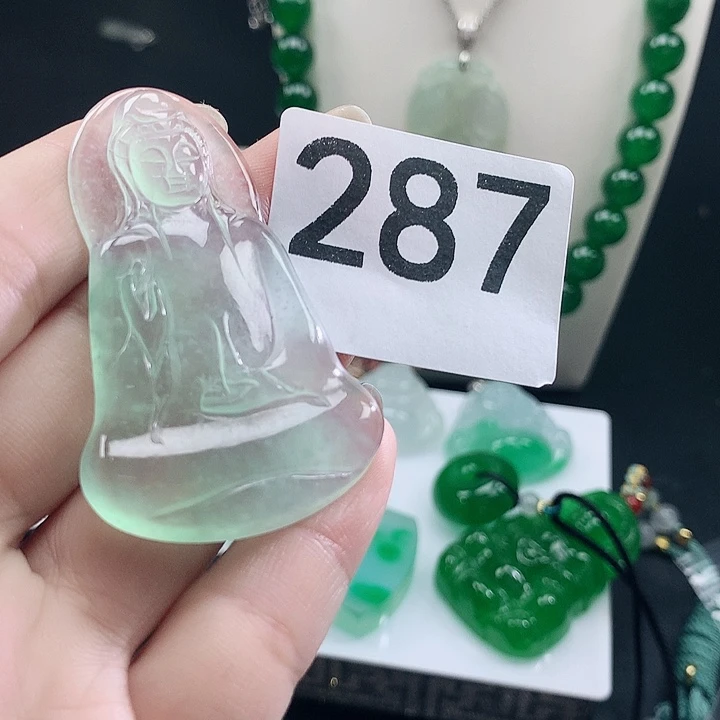 翡翠未镶嵌吊坠(赠链)